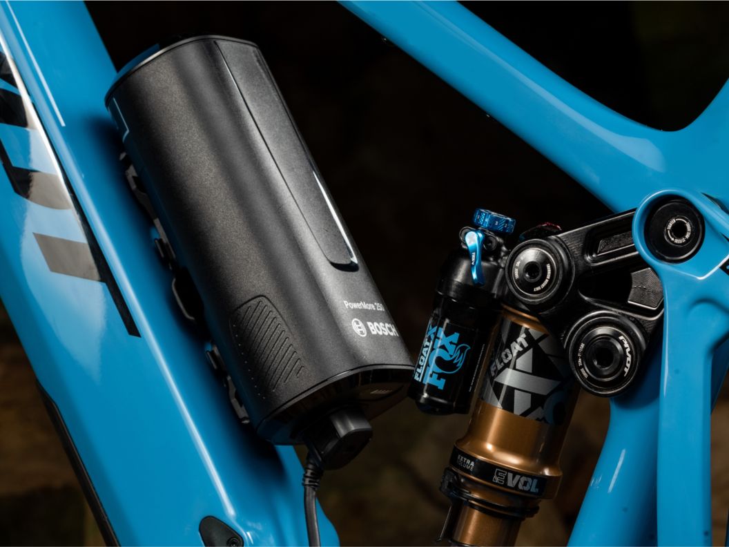 The Bosch PowerMore Range Extender sits on the bottle cage mounts.