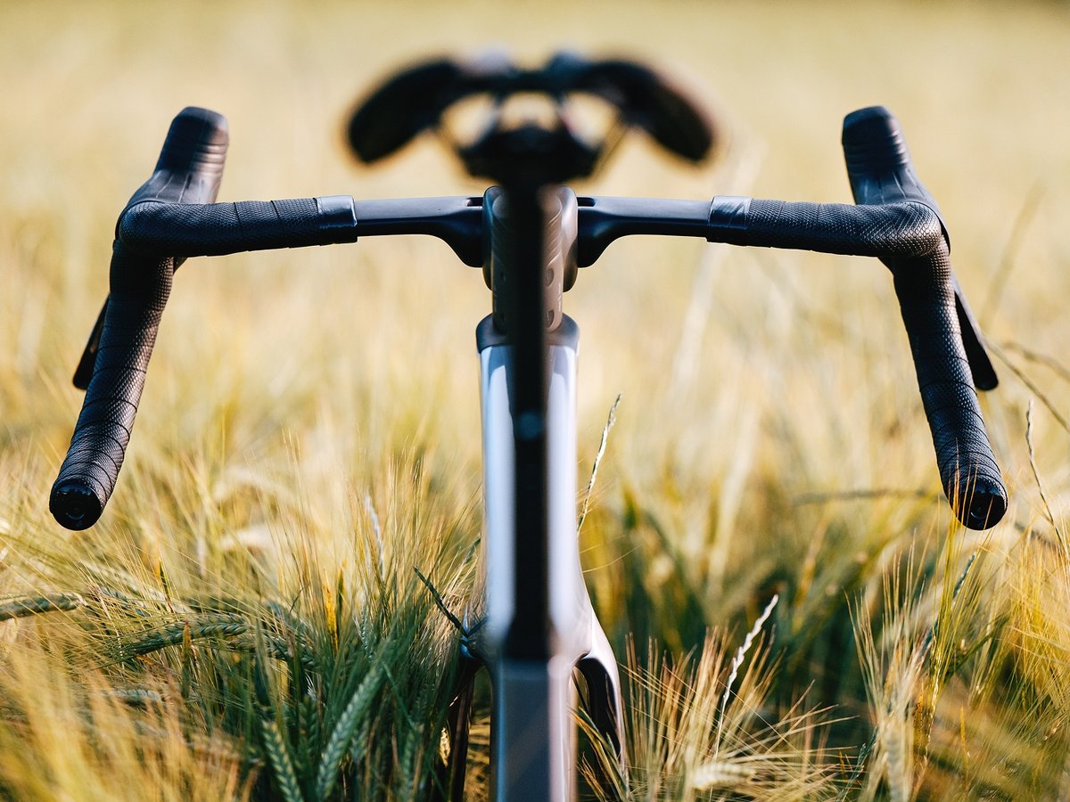 A view of the wire-free handlebars from the rider’s point of view. 