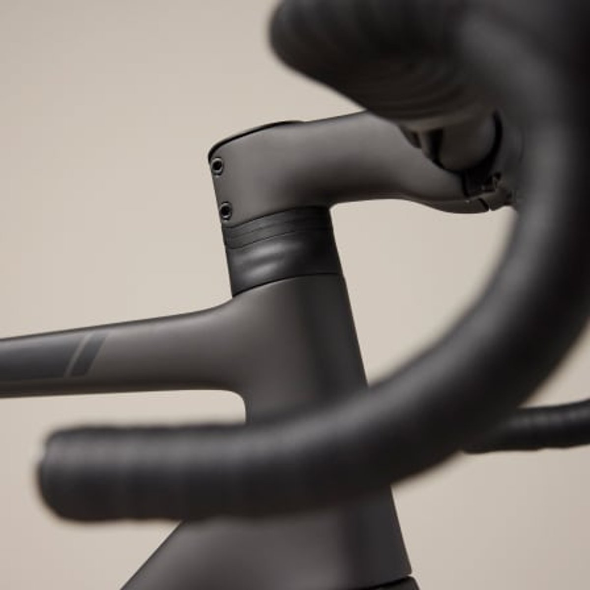 No cables to be seen on R5’s frontend.