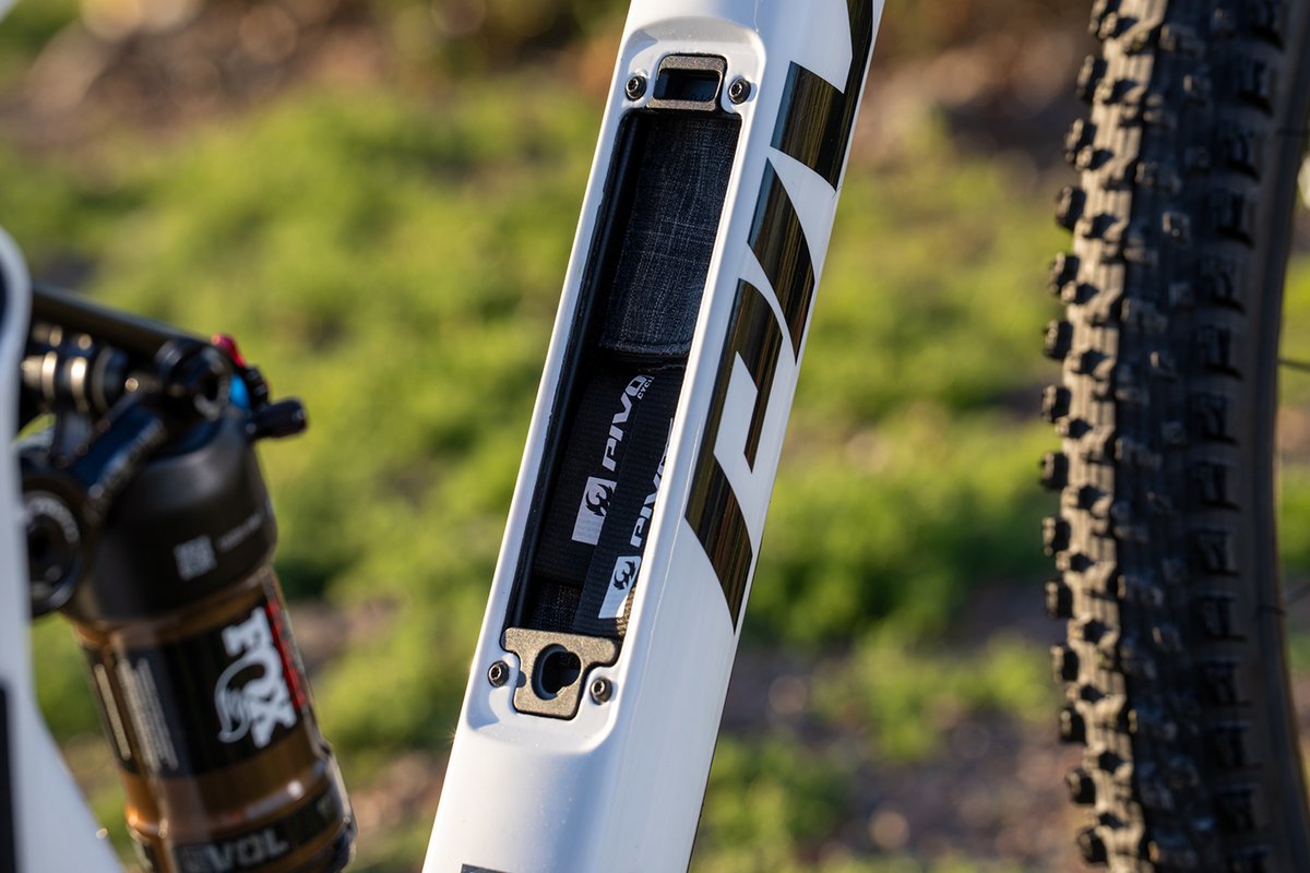 Pivot Mach 4 SL carbon frame with integrated down tube storage compart