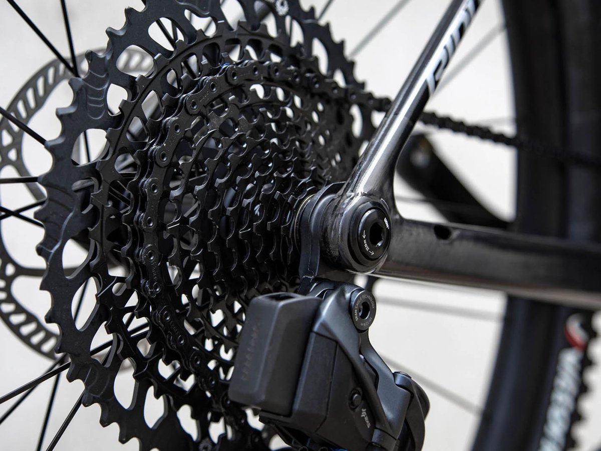 Technical graphic of Ridley Falcn diffuser fork crown showing redirected airflow and turbulence.