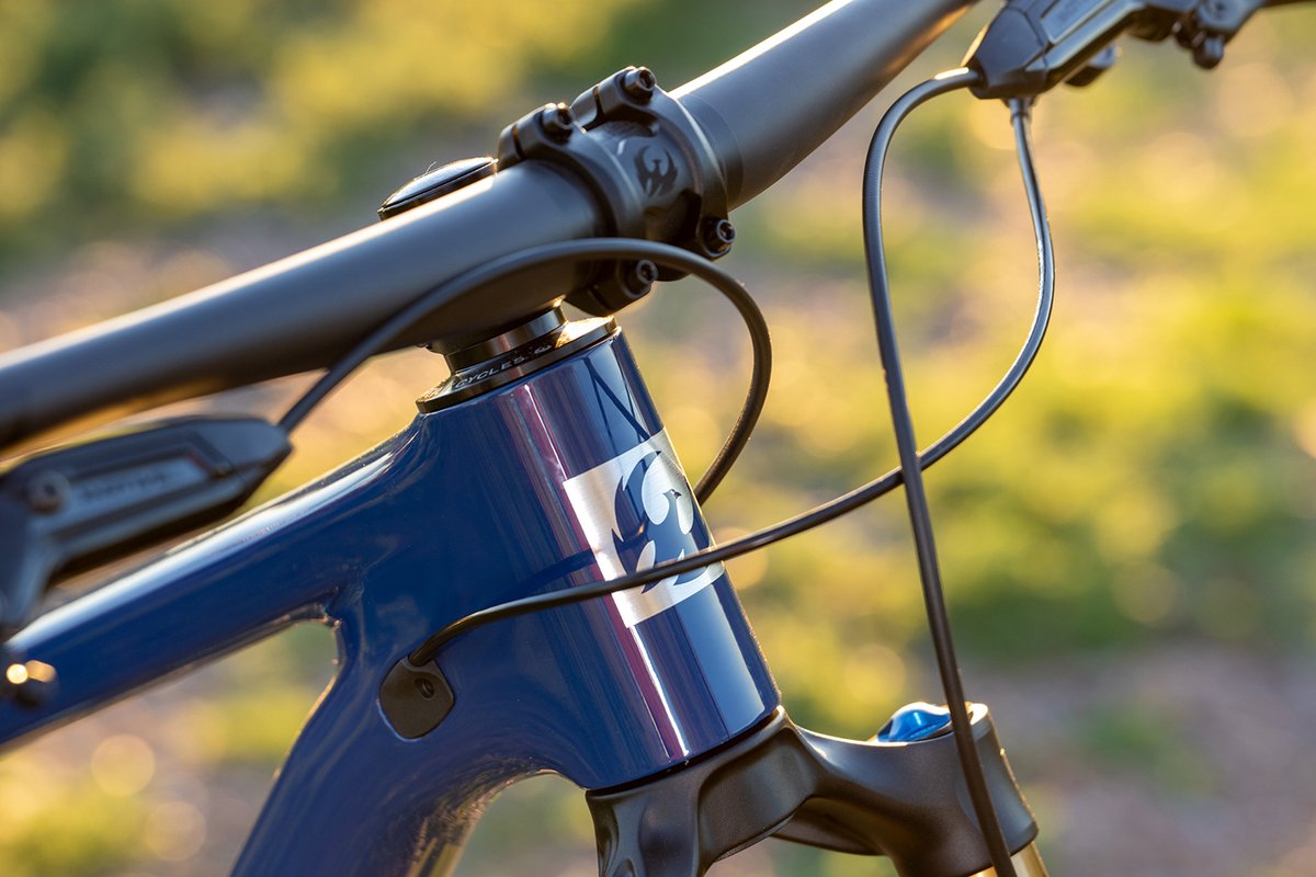 Pivot Mach 4 SL carbon head tube and cockpit with internal cable routing