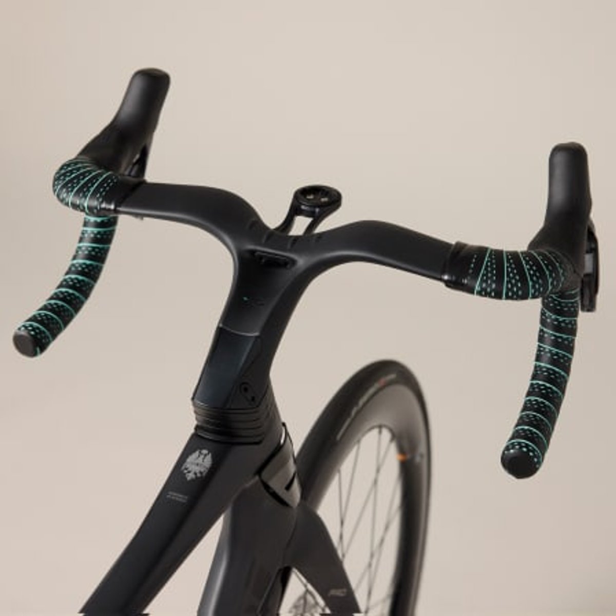 Aero handlebars and stem of the Oltre Pro.